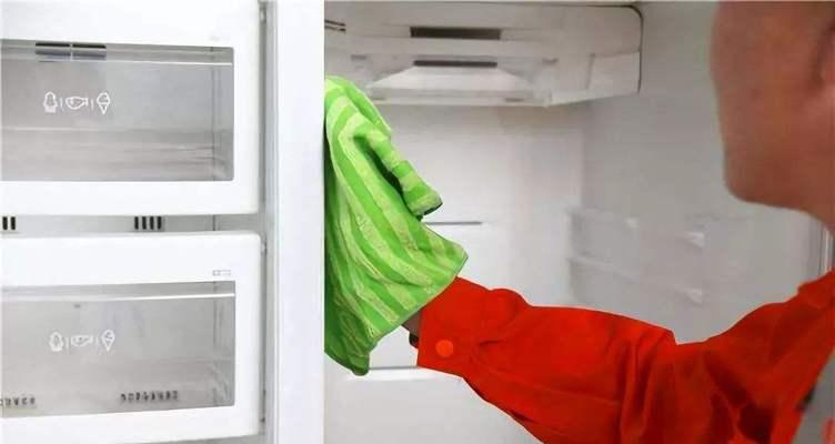 如何修理漏水的冰箱（解决冰箱漏水问题的实用方法）