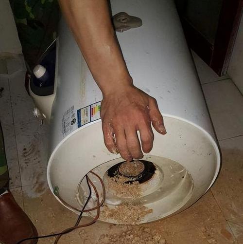 热水器热水管子拔出方法是什么？