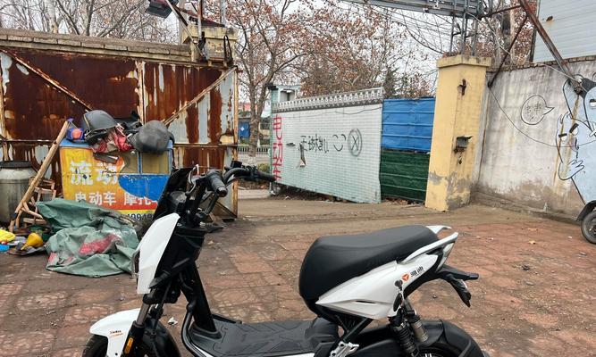 雅迪酷骏安装手机支架的方法是什么？适用性如何？