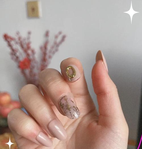 穿戴甲如何正确戳入手机壳？